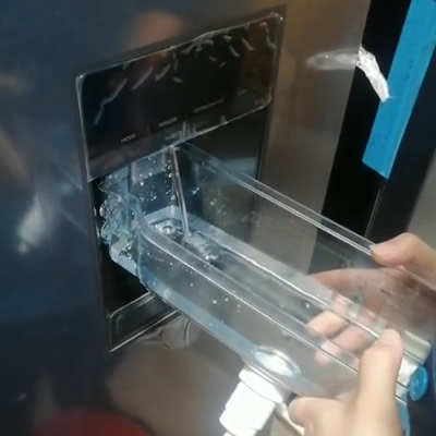 Refrigerator with Water dispenser