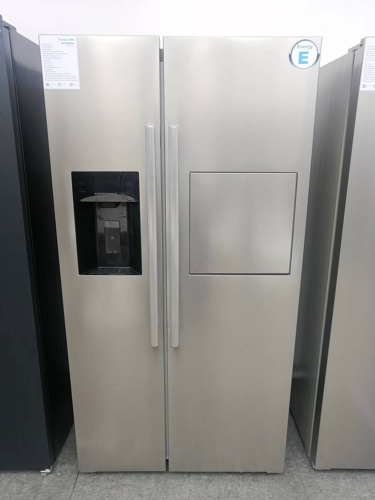 Side by Side refrigerator with automatic ice maker and bar model number BCD-606WHIT