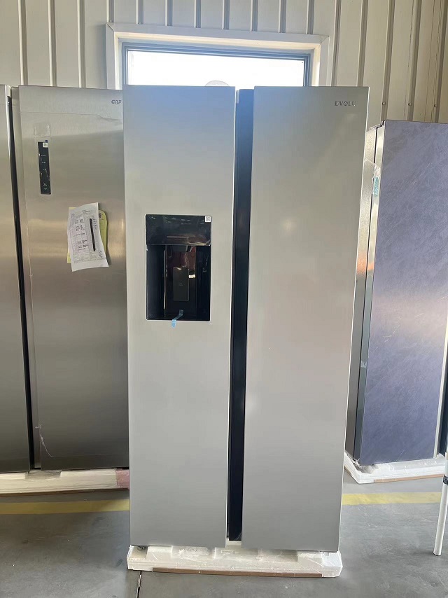 Side by Side refrigerator with automatic ice maker model number BCD-528WI 